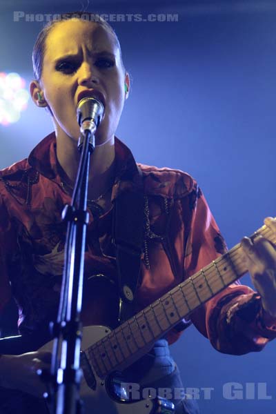 ANNA CALVI - 2010-11-04 - PARIS - La Boule Noire - 